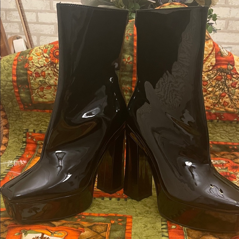 #57 Guess Black Patent Leather platform Boots NWOT sz 8M